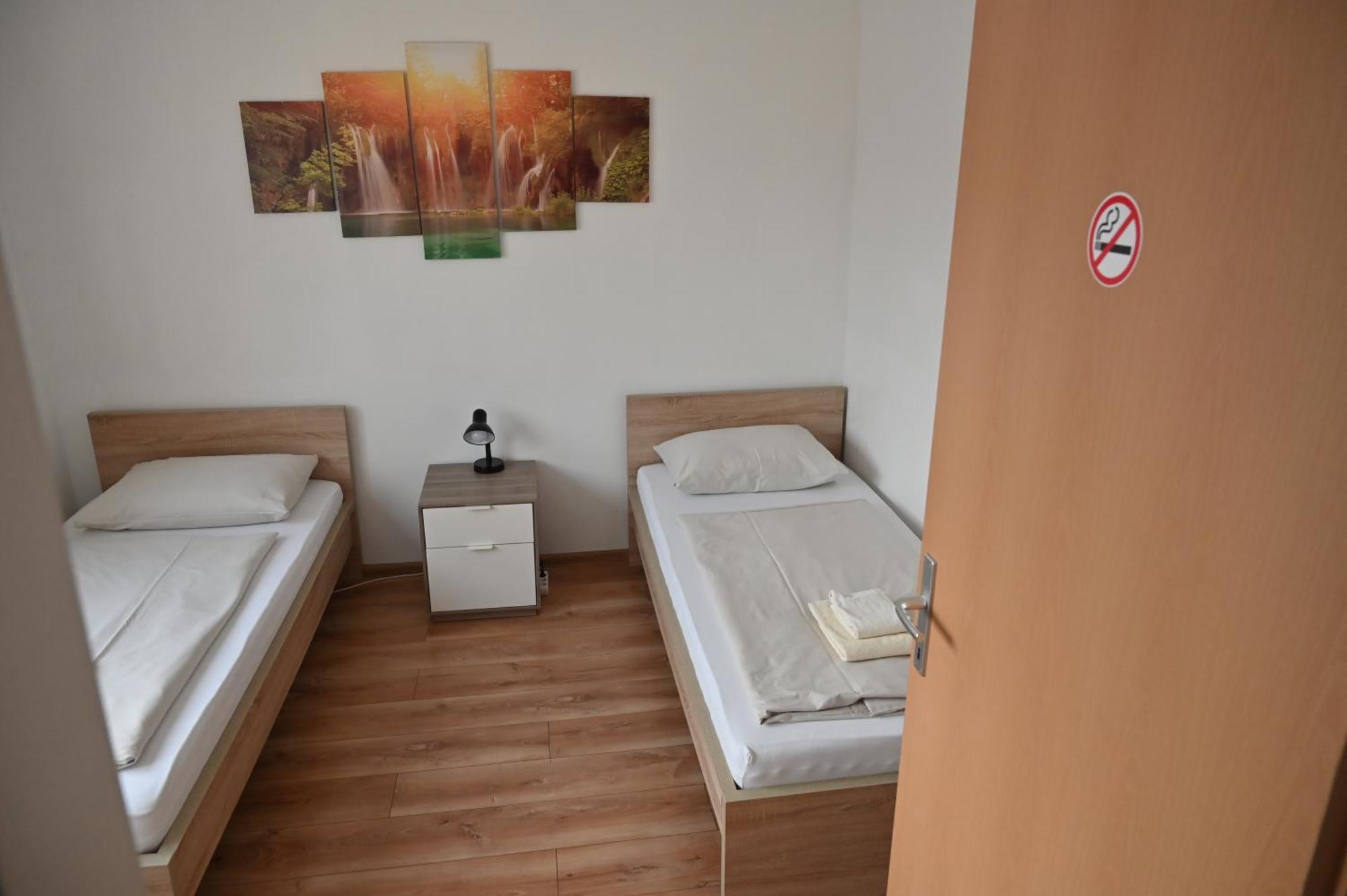 Pension Haus Nova Wiener Neustadt Buitenkant foto